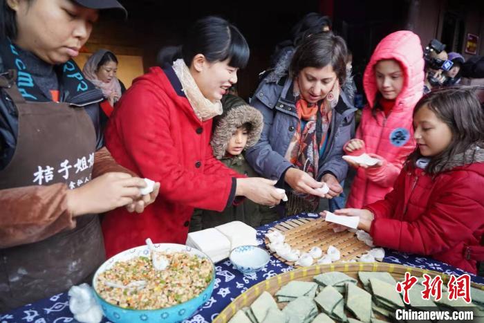 (新春走基层)“老外”过大年：于非遗与古味中赞中华传统“迷人”