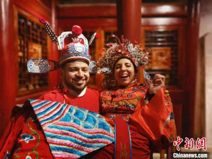 图为Anna和丈夫穿上中国传统婚服。宁波市政府新闻办供图。