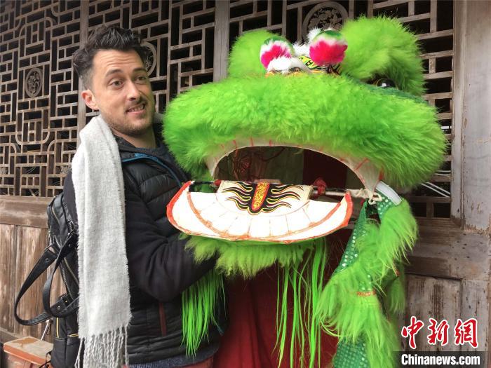 图为外国友人体验舞狮。宁波市政府新闻办供图。