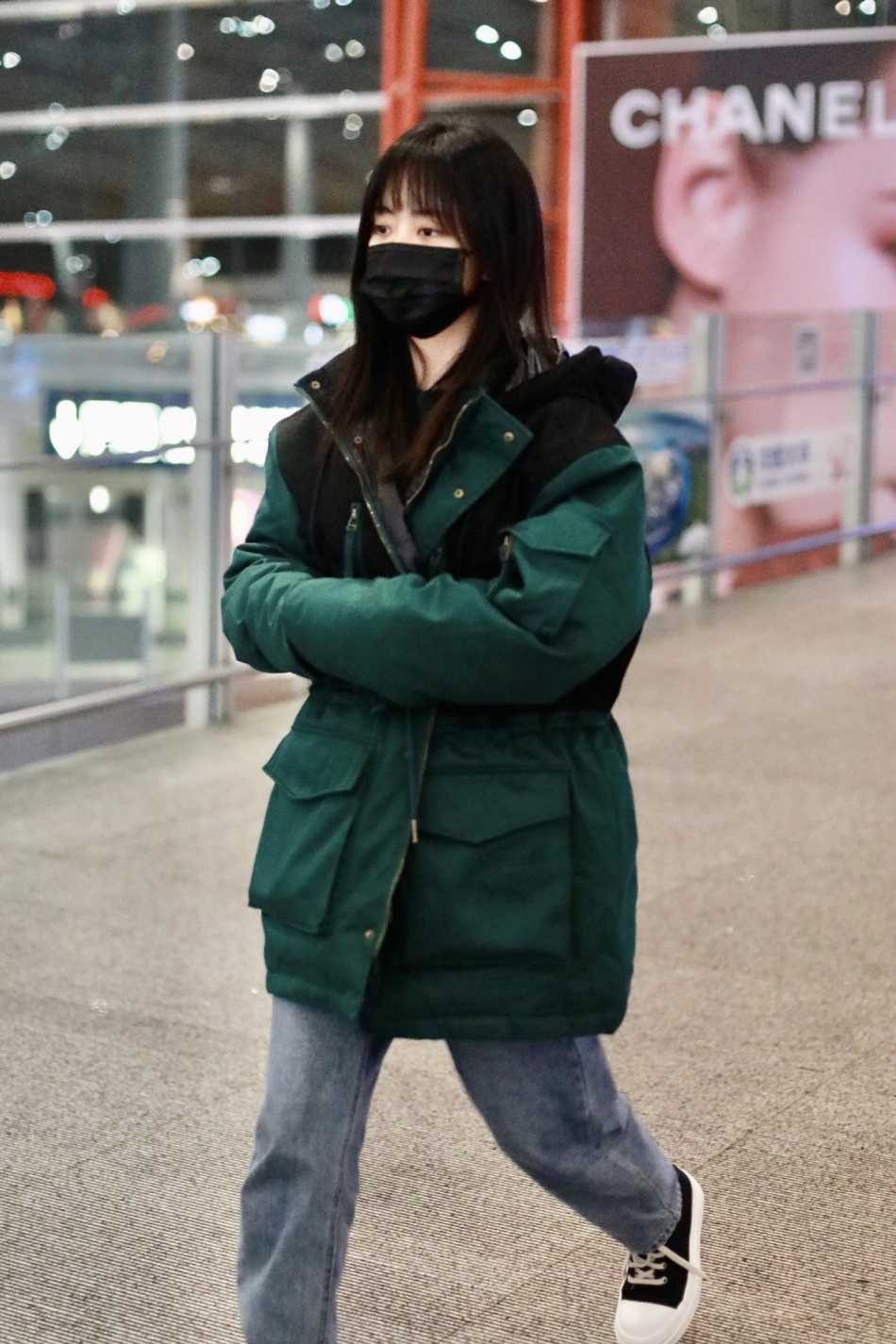 谭松韵双手插袖子认真御寒齐刘海表情呆萌反差感十足