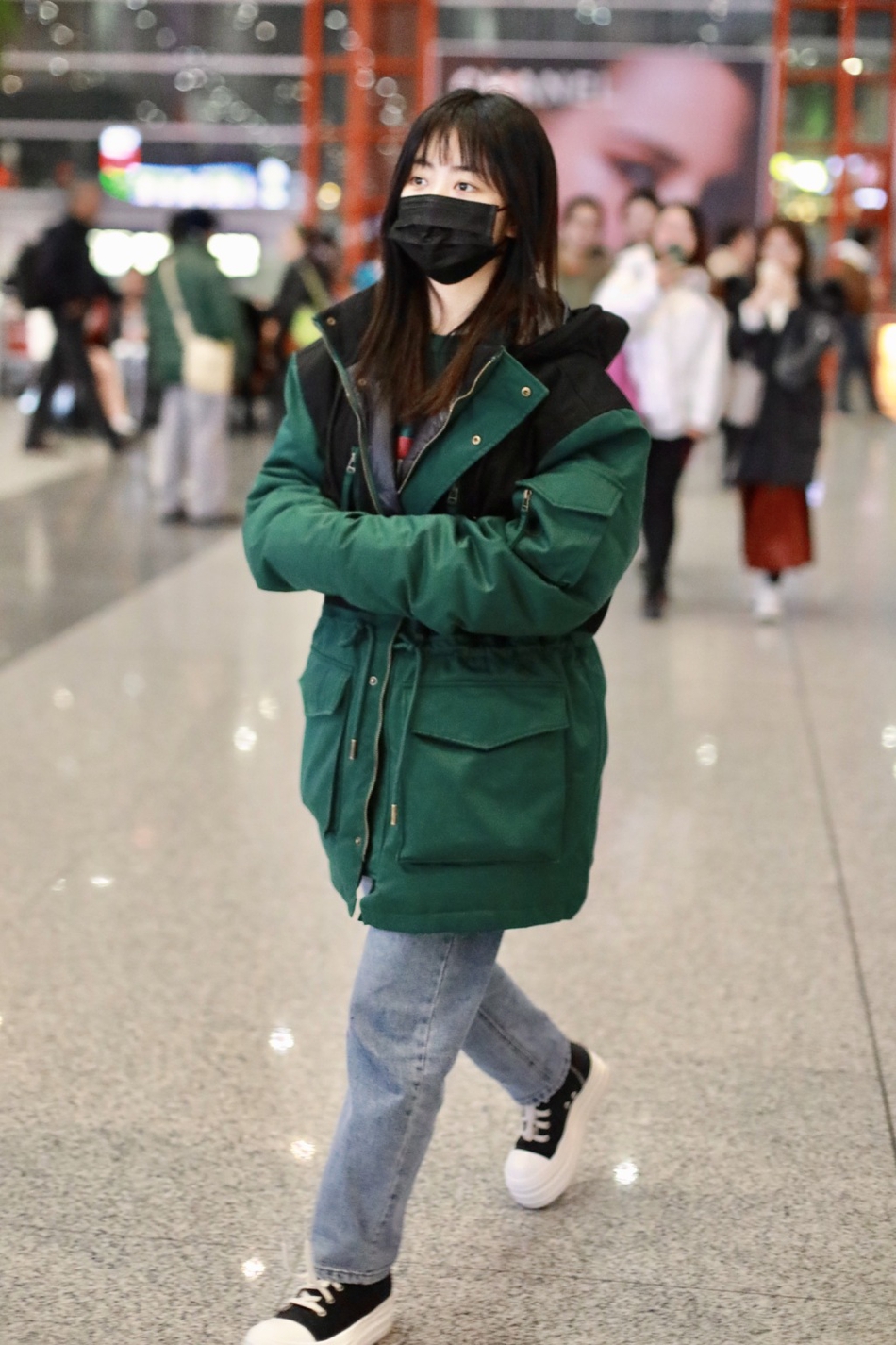 谭松韵双手插袖子认真御寒齐刘海表情呆萌反差感十足