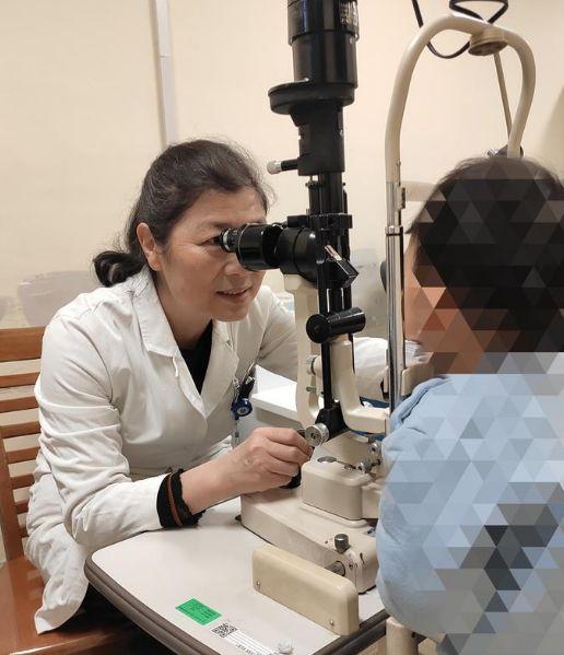 吴苗琴为小病人检查