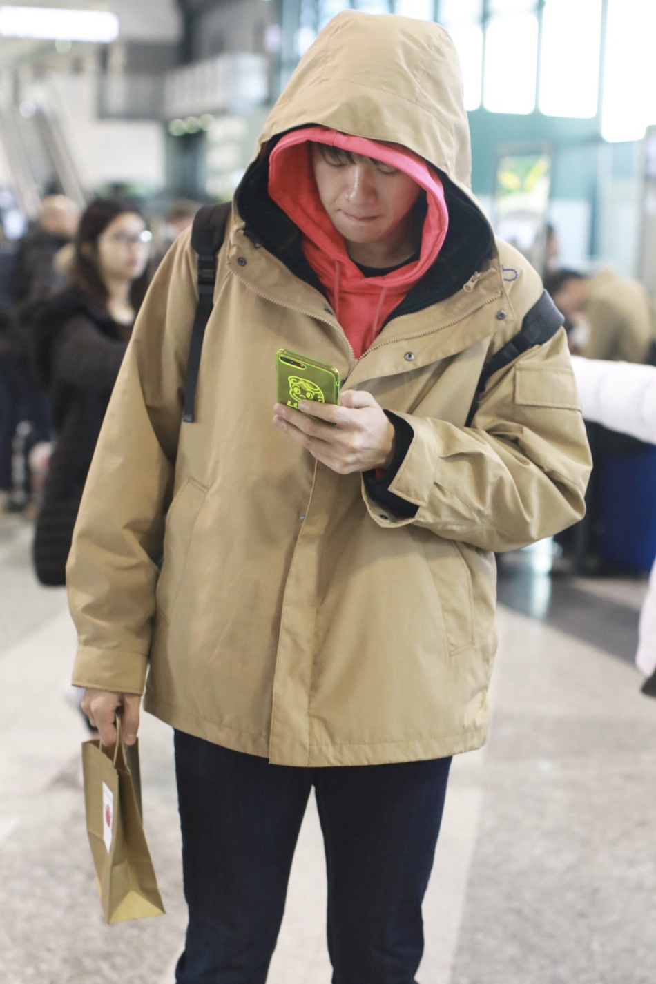 魏大勋低调现身机场