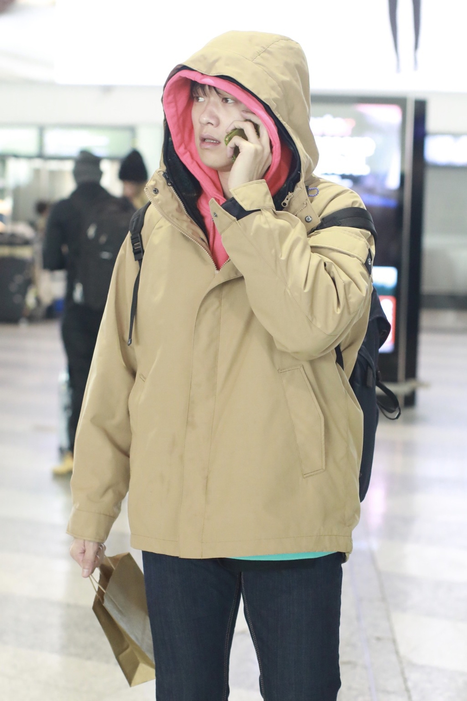 魏大勋煲电话粥表情呆萌