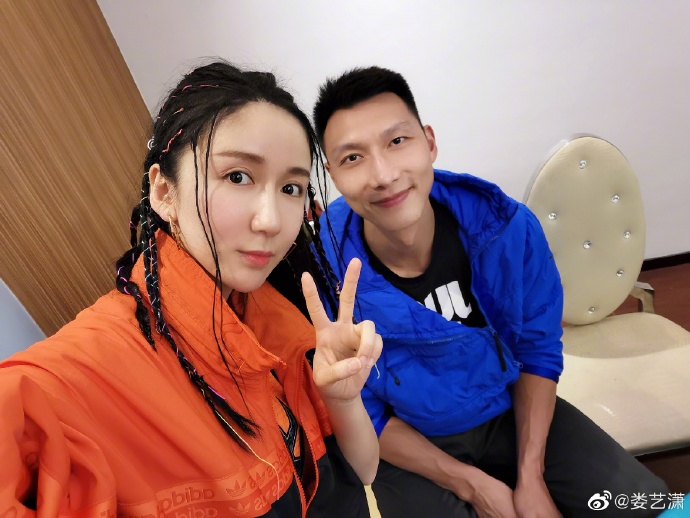 娄艺潇与易建联合影