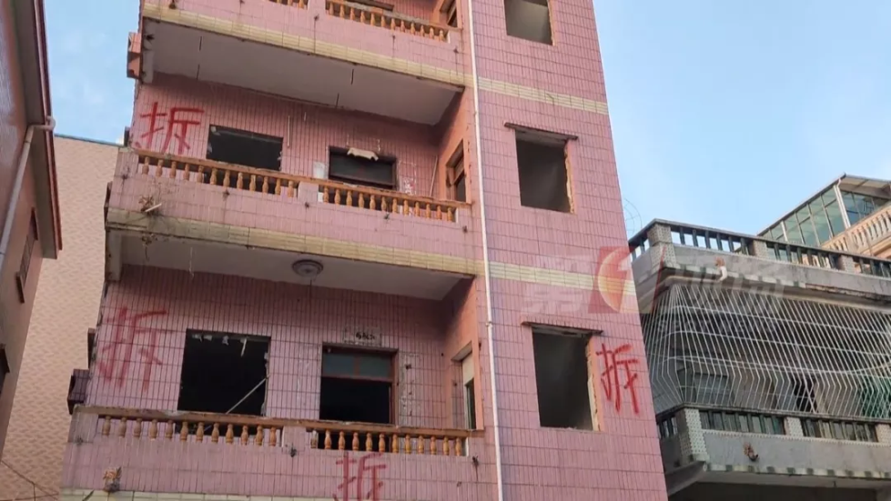 这栋原本写着拆字的民居外墙被漆成灰色，然而新漆好的墙面上，再次被重新喷上了“拆”字。