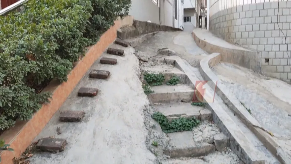 夜幕降临后，坳顶村新架设的路灯全部亮起，而对照明需求更大的木头湖小区，却是黑乎乎的一片。