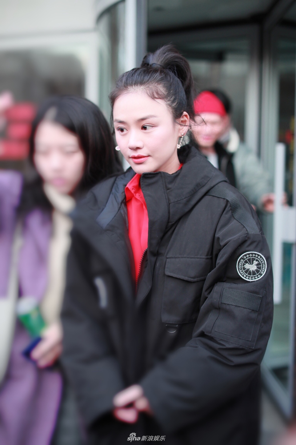 马思纯现身央视春晚首次联排 身穿红色衬衫搭配格纹短裙