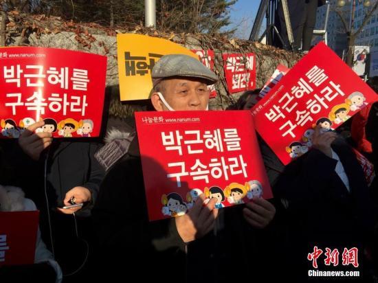 韩国民众示威，要求朴槿惠下台。中新社记者 吴旭 摄
