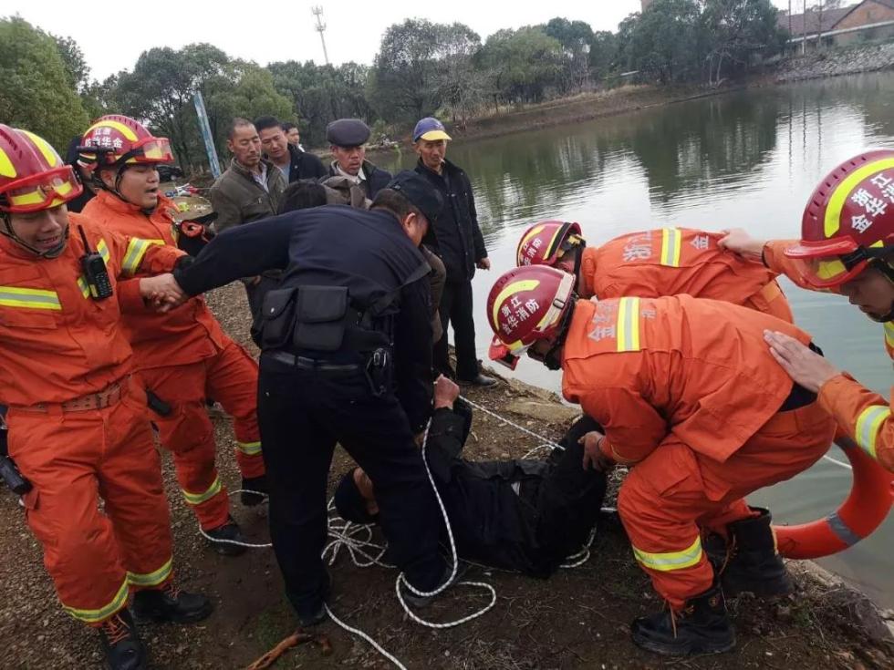 八旬老人池塘边洗手不慎落水，民警这样“巧”救！