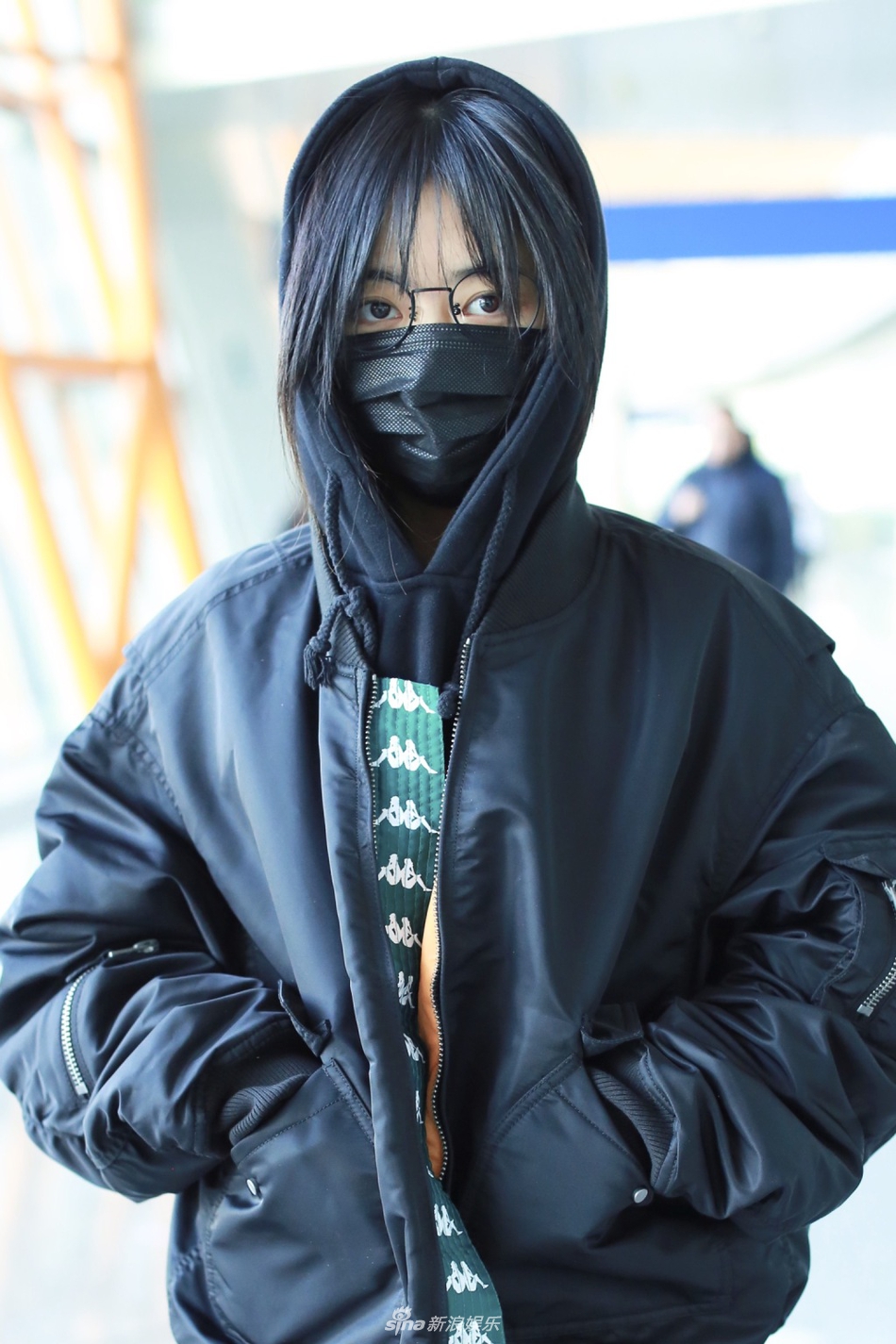 谭松韵穿帽衫套帽子全副武装双手插兜走路变帅酷小姐姐