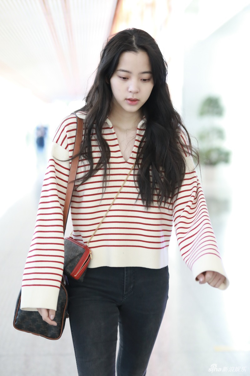 欧阳娜娜粉白条纹衫甜美清新大波浪中分长发走轻熟风
