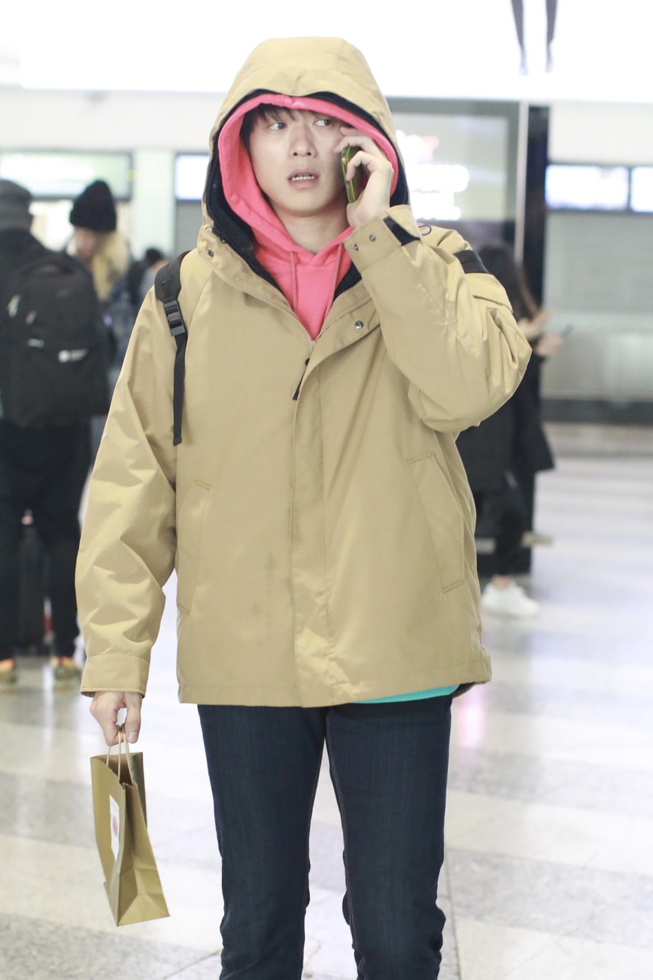 魏大勋素颜低调现身机场 叠戴帽子煲电话粥表情呆萌