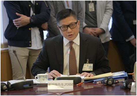 邓炳强出席中西区议会第二次会议。(图片来源：香港《星岛日报》)