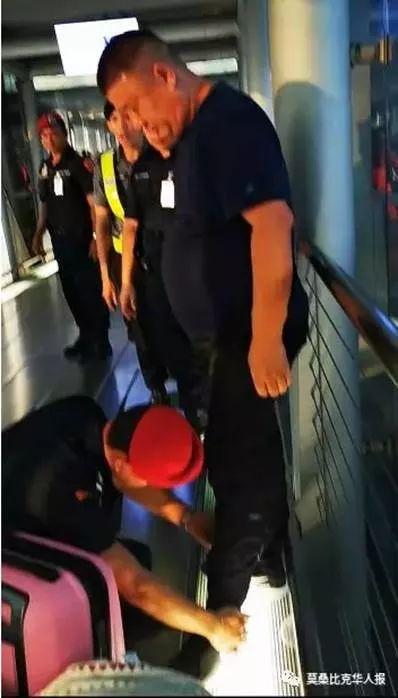 泰国机场警方要求所有乘客接受检查 图源：莫桑比克华人报微信公众号