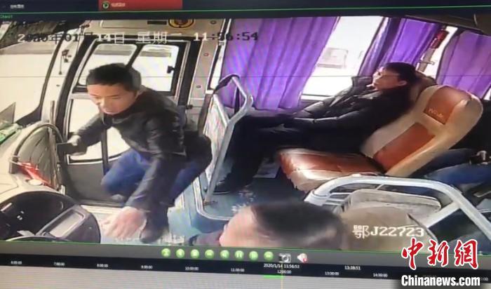 图为客车监控视频显示一名男子正在抢夺方向盘 浠水县公安局供图 摄