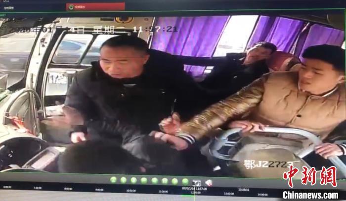 图为车上乘客与司机合力将抢夺方向盘男子控制 浠水县公安局供图 摄