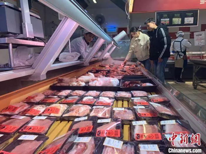 资料图:12月27日,市民在长沙市天心区一家超市选购猪肉 鲁毅 摄