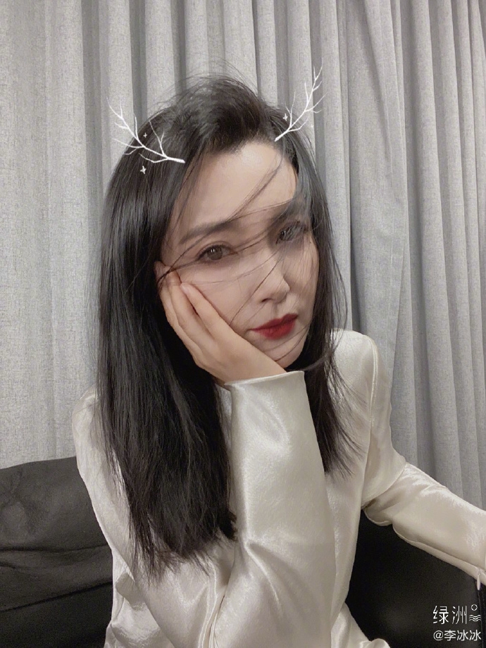 李冰冰绿洲营业大玩美颜滤镜 摆搞怪pose自拍鬼马可爱