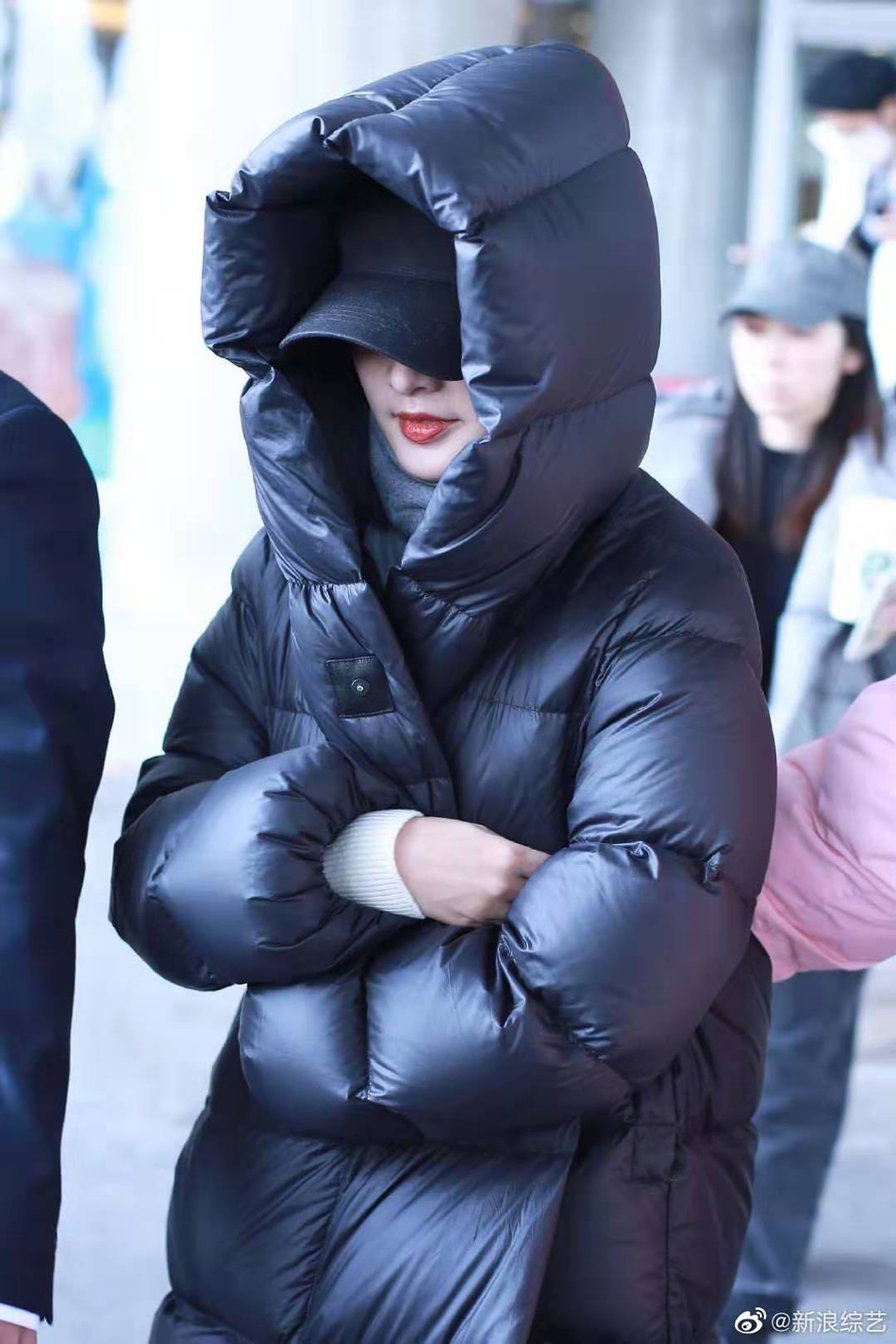 李沁现身央视春晚第二次联排身穿羽绒服包裹严实低头甜笑