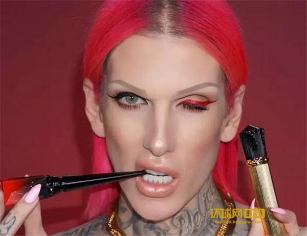 无论是drama queen的芭比形象, 还是认真专业的美妆博主, j姐绝对算得