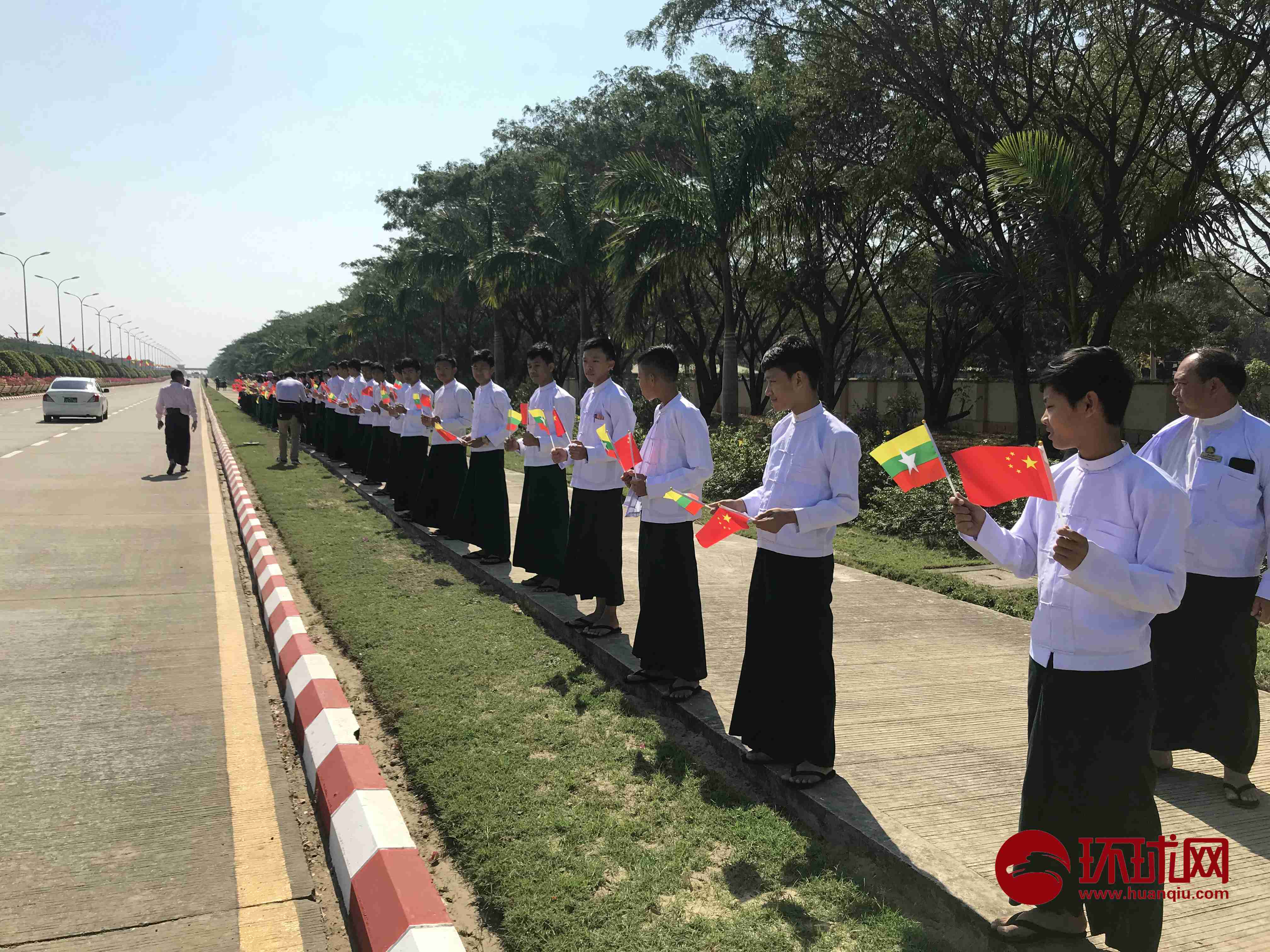 中缅友谊万岁 内比都机场树迎宾标语欢迎习主席到访缅甸