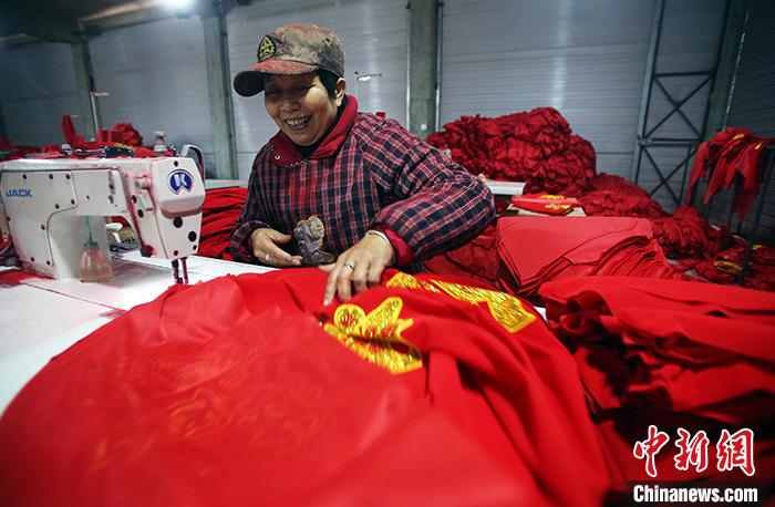 图为1月14日，一名女工在缝制灯笼罩。 中新社记者 王磊 摄