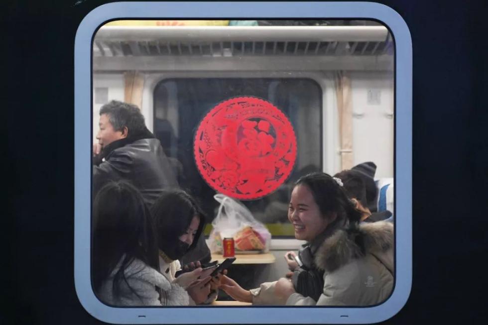 2020年1月10日，在北京火车站，乘坐K4051次列车的旅客等候开车。新华社记者 鞠焕宗 摄