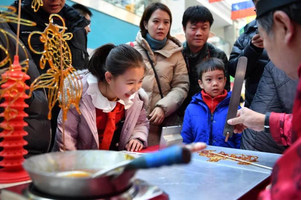 2020年1月4日，小朋友在庙会上观看糖画制作。新华社记者 李然 摄