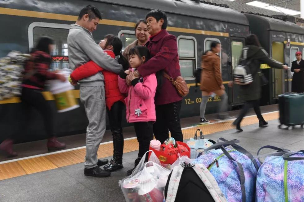 2019年2月14日，在福州火车站，一家人在站台相互拥抱。新华社记者 宋为伟 摄
