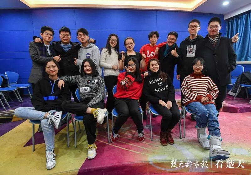 前排从左到右分别是：贾芊芸 张子牧 吴佳涵 陈天晴 戴楚瑜