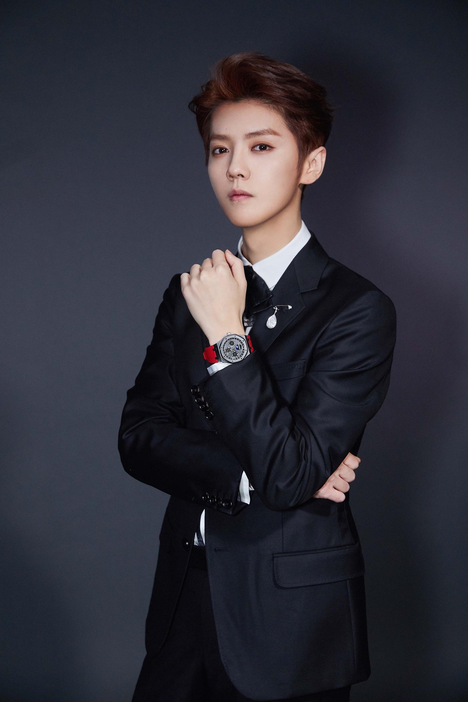 鹿晗穿黑西装白衬衫出席时尚活动 复古造型展现多面魅力