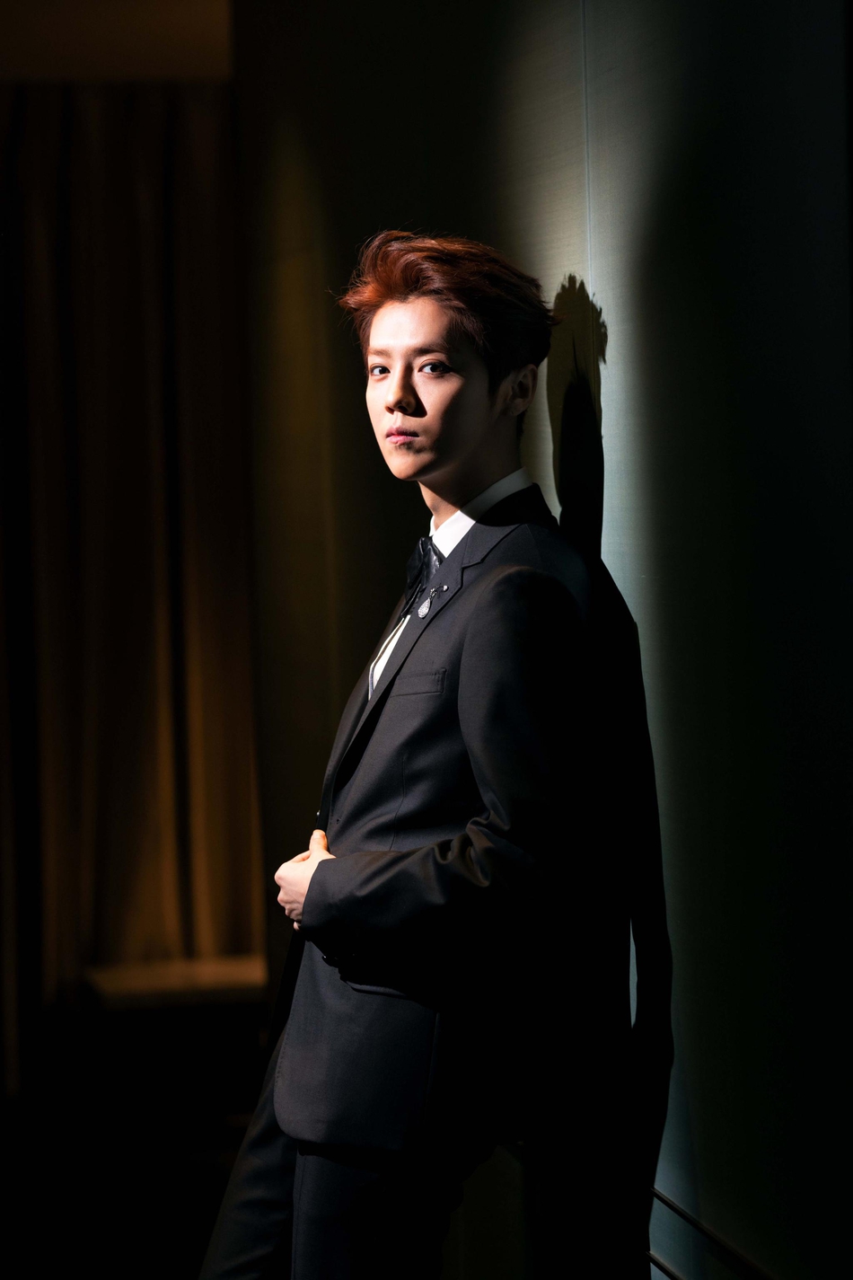 鹿晗穿黑西装白衬衫出席时尚活动 复古造型展现多面魅力