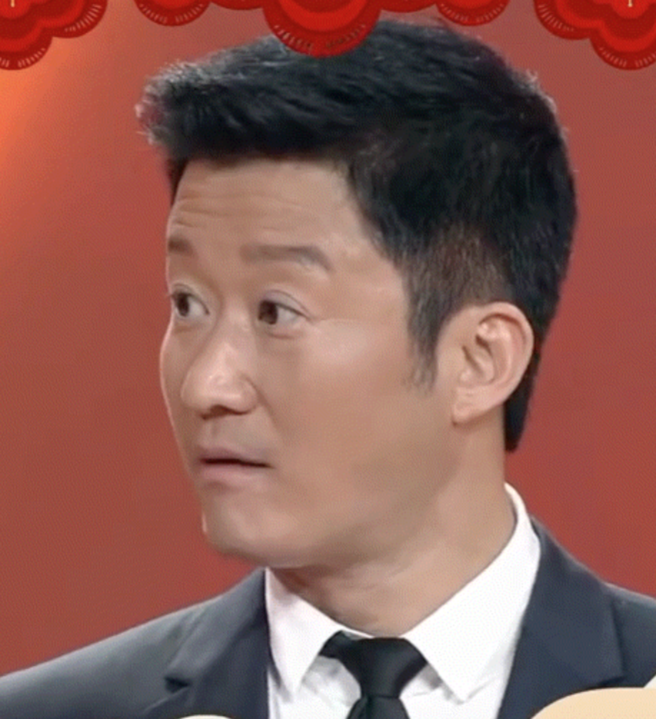 吴京晚会上吃道具蛋糕 听到不能吃后秒变表情包