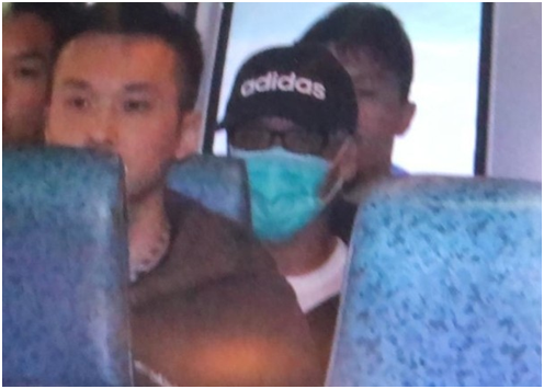“东网”报道称，戴口罩的男子疑似是季炳雄。(图片来源：香港“东网”)