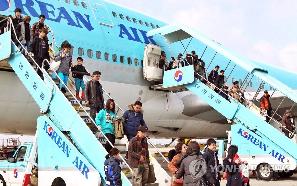 飞抵济州的旅客。图源： 韩联社