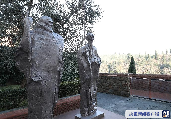 △吴为山雕塑《超越时空的对话——达⋅芬奇与齐白石》