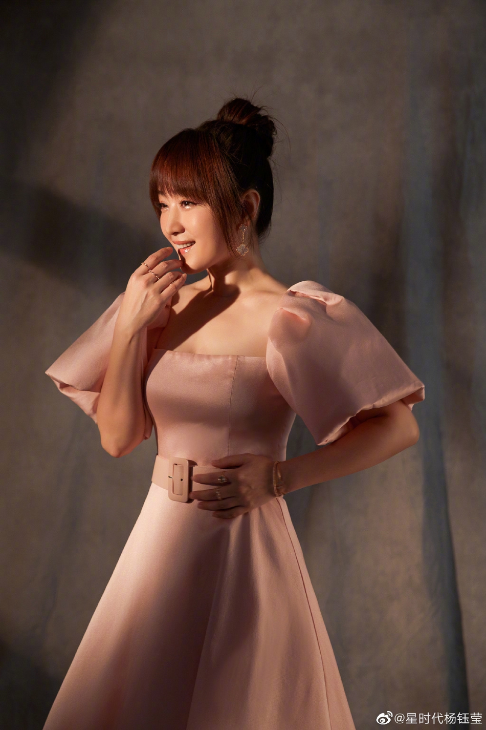 49岁杨钰莹小年夜晒美照身材凹凸有致胶原蛋白满满