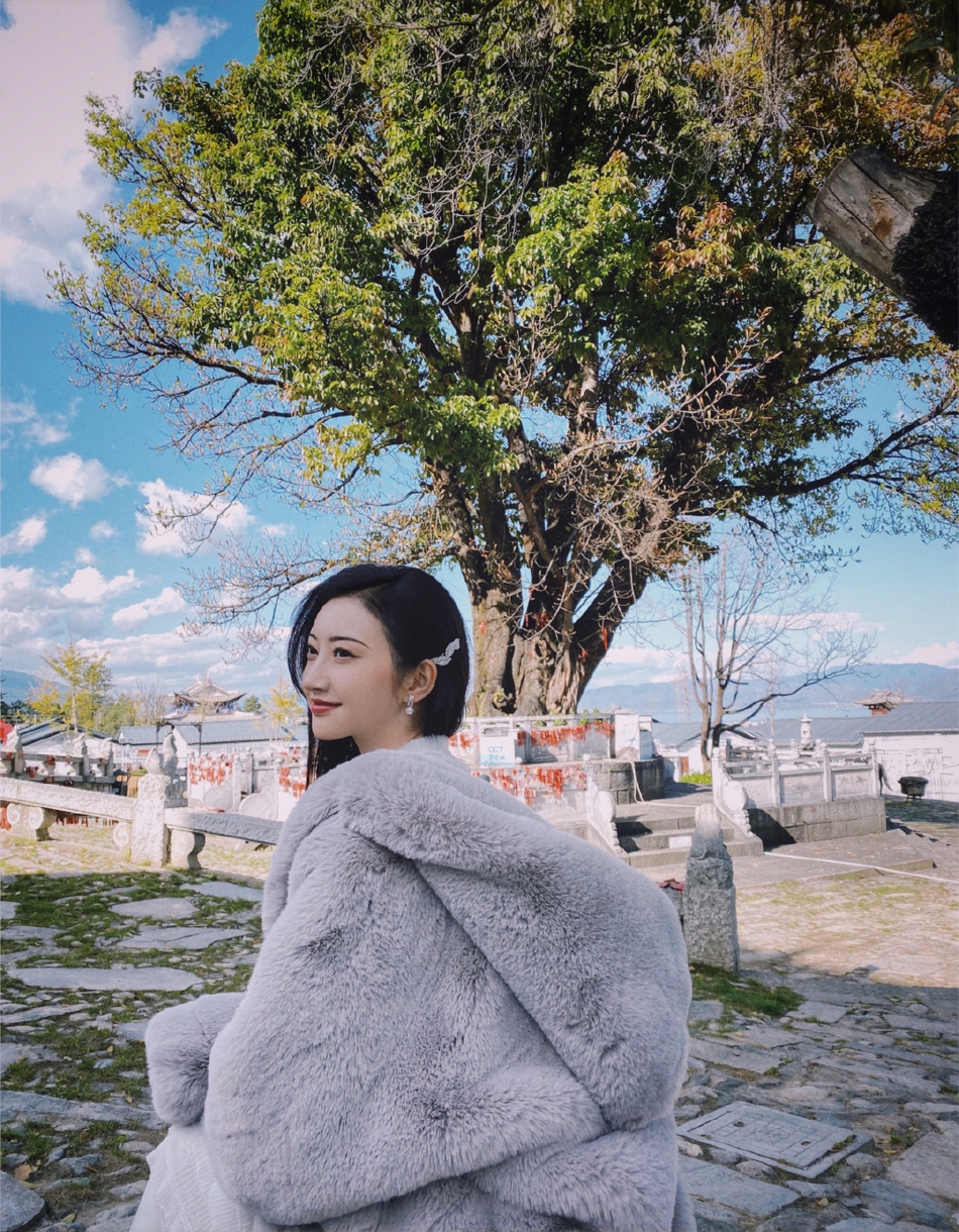 景甜弯眉红唇侧颜精致 长发及腰眼眸轻垂仙气十足