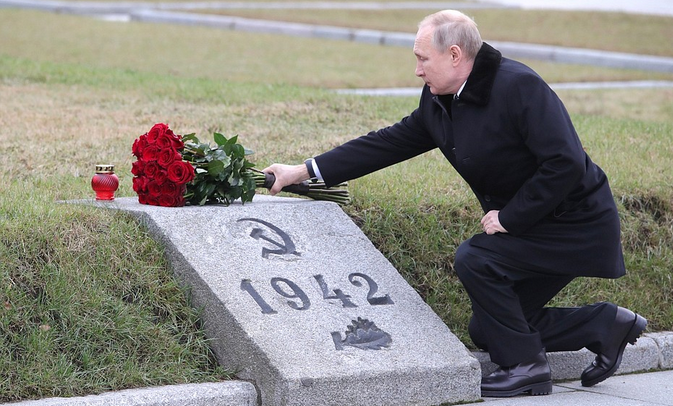 1月18日，圣彼得堡皮斯卡廖夫公墓，普京向其哥哥墓碑献花。图自克里姆林宫官网