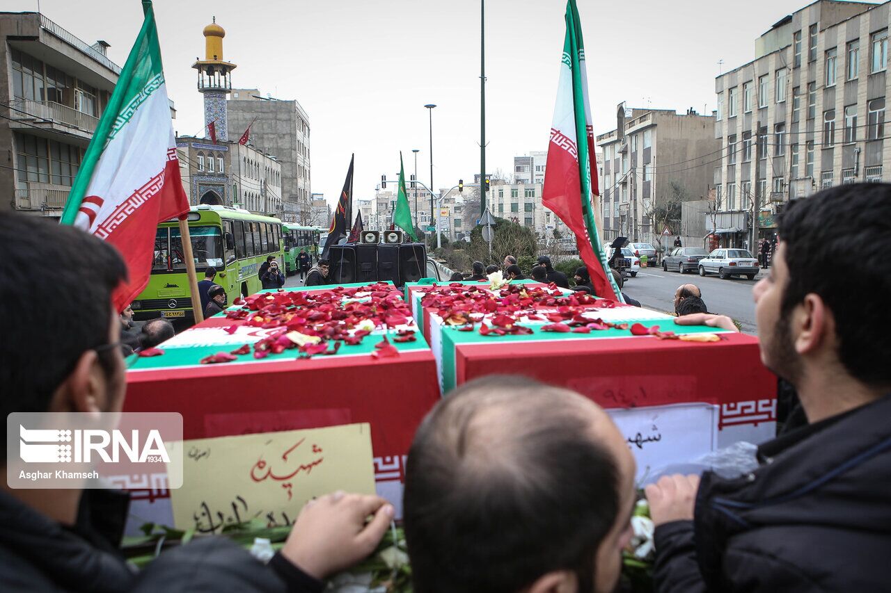 两名遇难者的送葬队伍(图源：伊朗伊斯兰共和国通讯社)