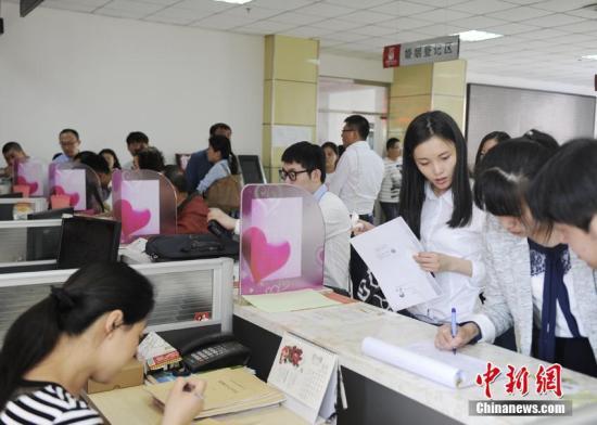 资料图:2016年5月20日,许多新人一大早就赶到婚姻登记处领取结婚证。张瑶 摄