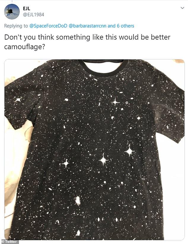 网友EJL则在推特上发布一张带有星星的衣服说：“你不认为类似这种的会是更好的伪装吗？”