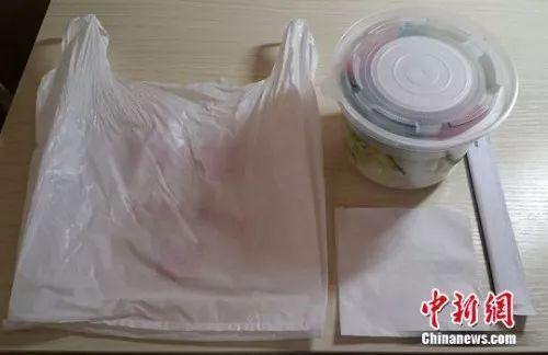 一份外卖至少产生餐盒、塑料袋、一次性筷子等垃圾。中新网记者 李金磊 摄