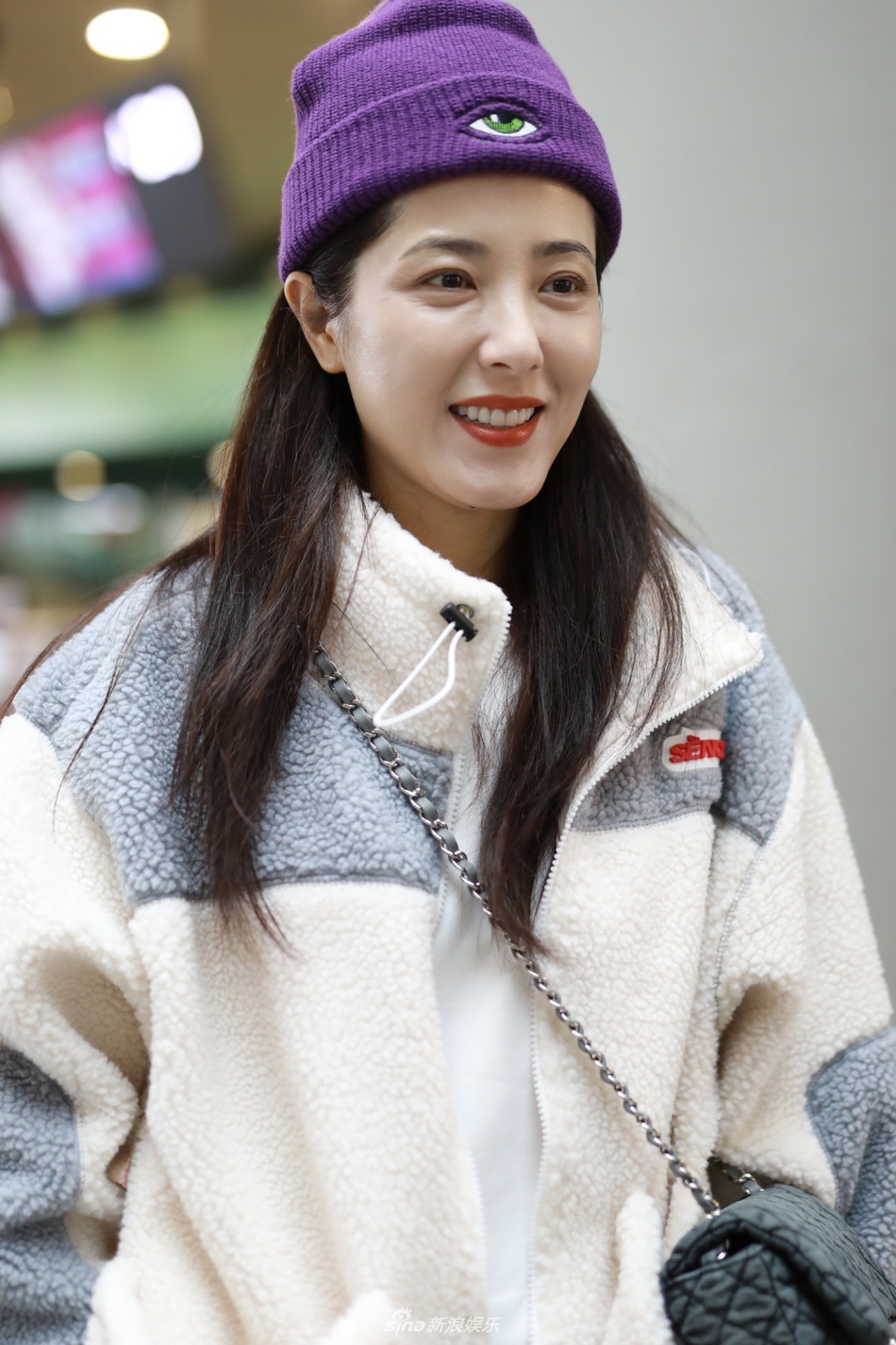 曾黎穿毛绒外套清新减龄皮肤白皙对镜甜笑比心