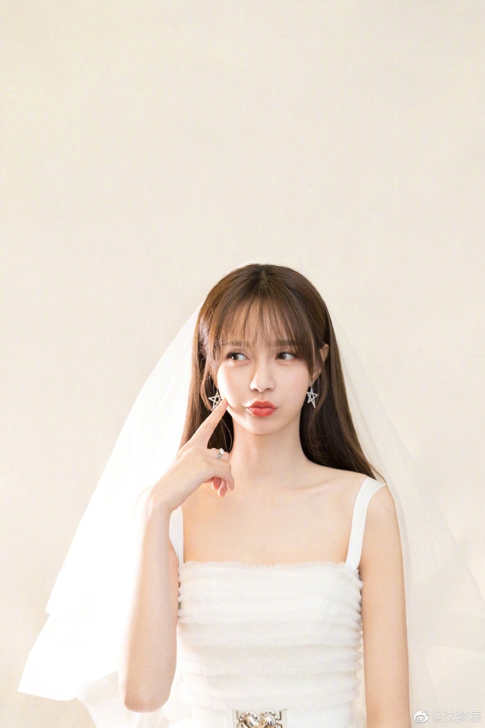 沈梦辰穿红色礼服优雅甜美 与杜海涛合体演小品甜蜜爆表