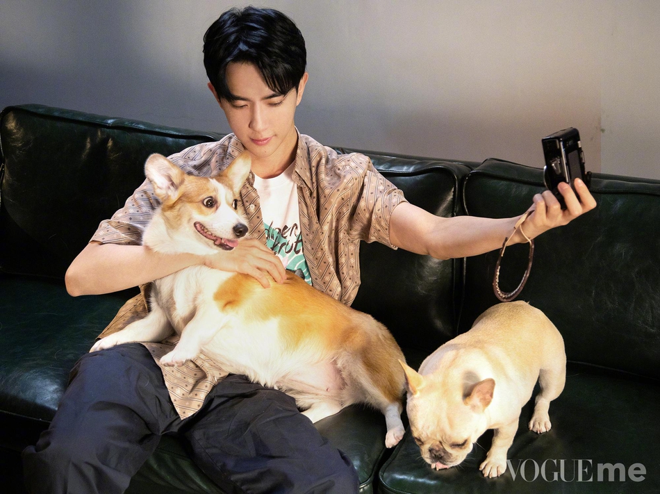 于朦胧抱柯基拍时尚大片 与宠物互动爱意满满