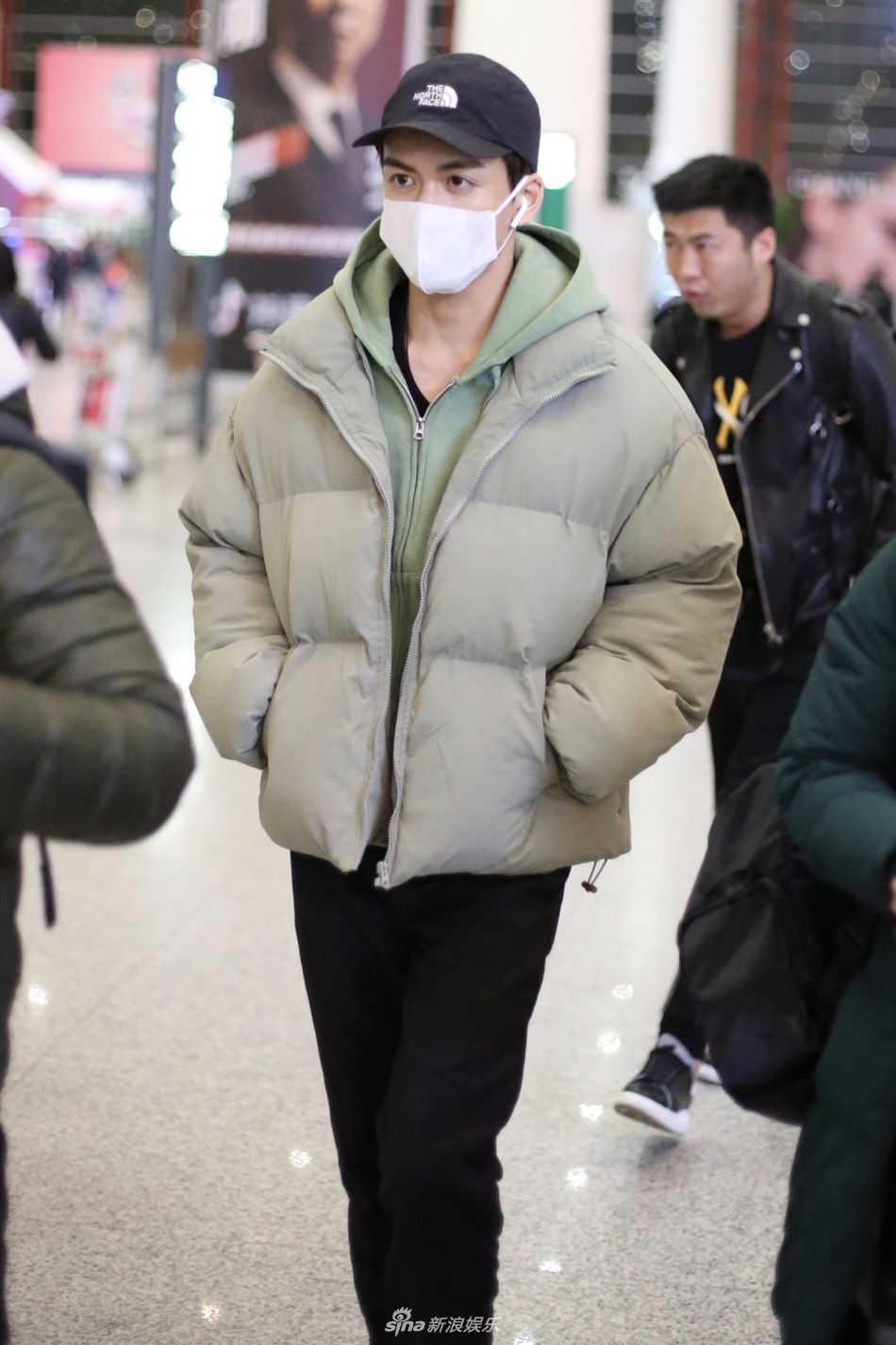 曾舜晞穿豆绿色卫衣和面包服包裹严实双手抄兜又帅又萌