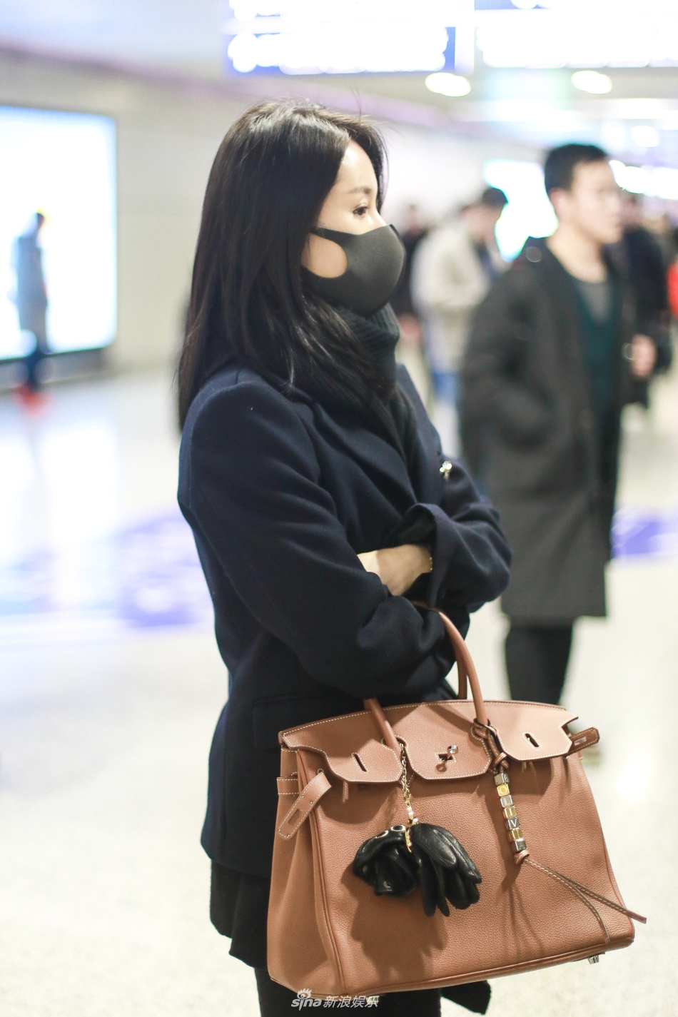 王子文系黑色围巾优雅有气质 搭配帆布鞋尽显纤细双腿