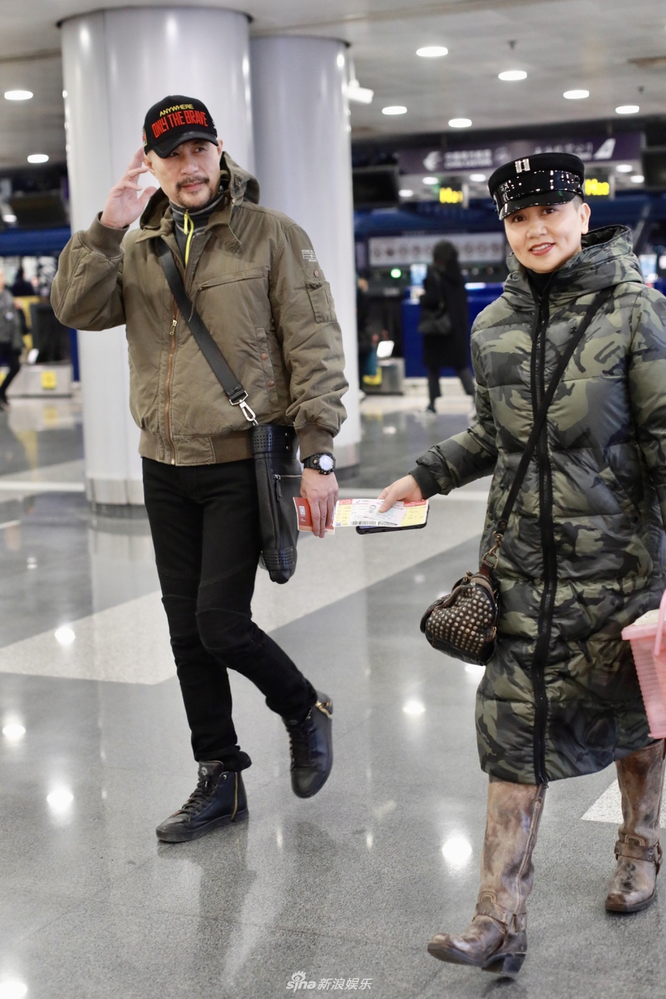 徐锦江和妻子殷祝平现身北京机场